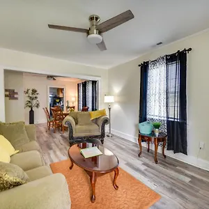 charming-newport-news-cottage-less-than-1-mi-to-ocean.hotels-in-virginia-beach.com/